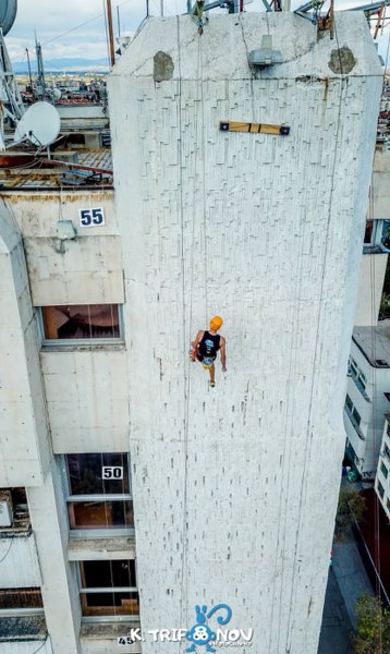 Рекорд! Ники от Пловдив изкатери стената на Община Пазарджик за 3.11 минути