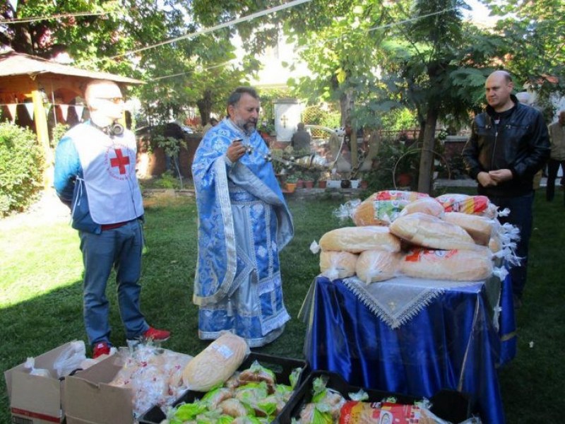 Благодарителна кампания раздава хляб в асеновградски храм