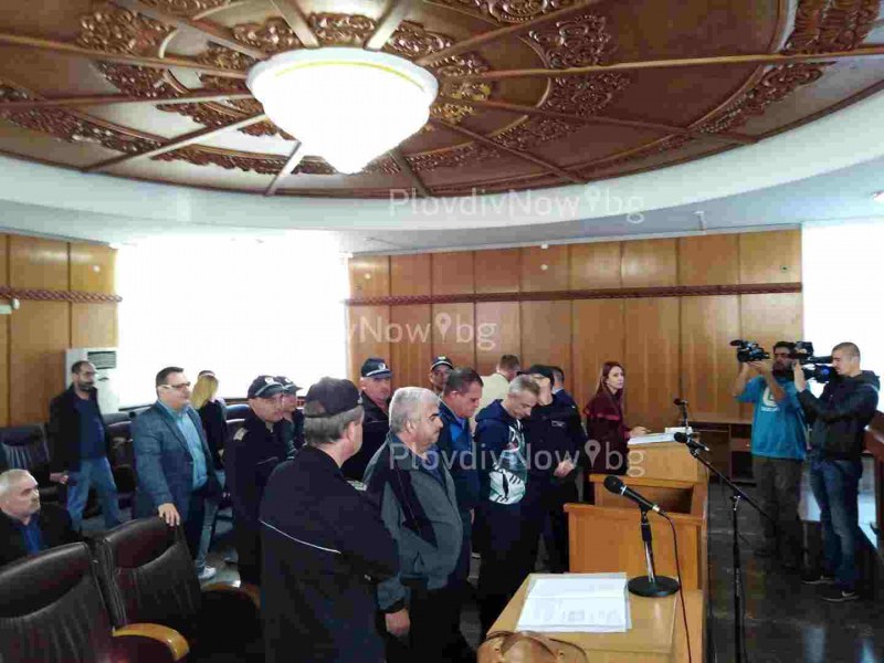 Тримата инспектори от ДАИ-Пловдив остават в ареста, въпреки влошеното състояние на близките им