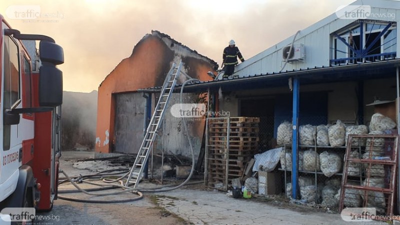 Повече от 4 часа пожарникари се бориха с пламъците в сладкарския склад в Пловдив