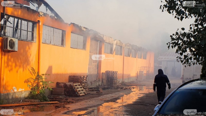 Шест екипа на пожарната гасят огъня в сладкарския склад в Пловдив, покривът рухнал