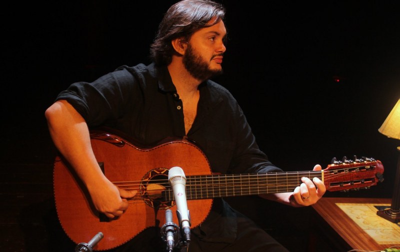 Виртуозният бразилец Яманду Кошта показва блясъка на седемструнната китара