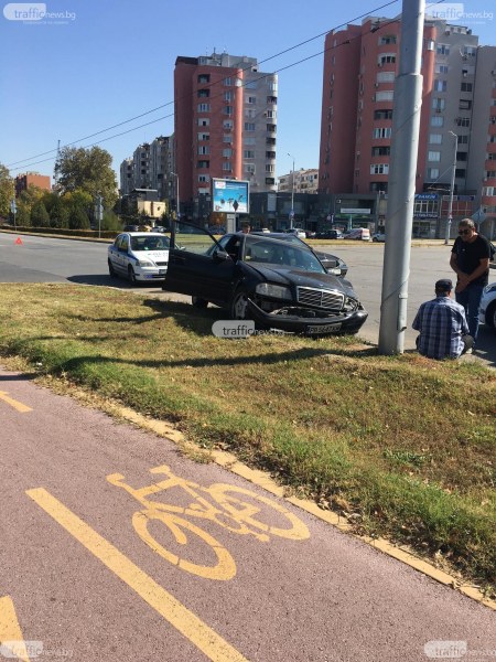 Два Мерцедеса се удариха на кръгово кръстовище в пловдивския район „Тракия”