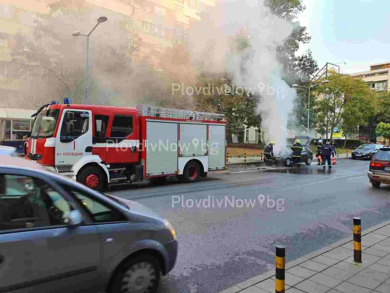 Кола пламна в движение на централна пловдивска улица