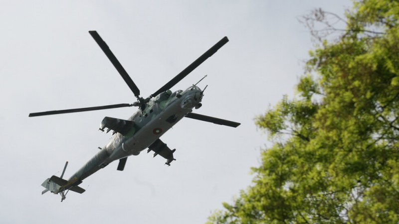 Самолети и вертолети летят ниско над Пловдив