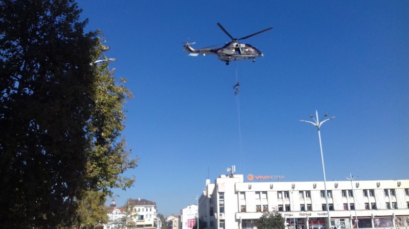 Военни самолети и хеликоптери полетяха над Пловдив