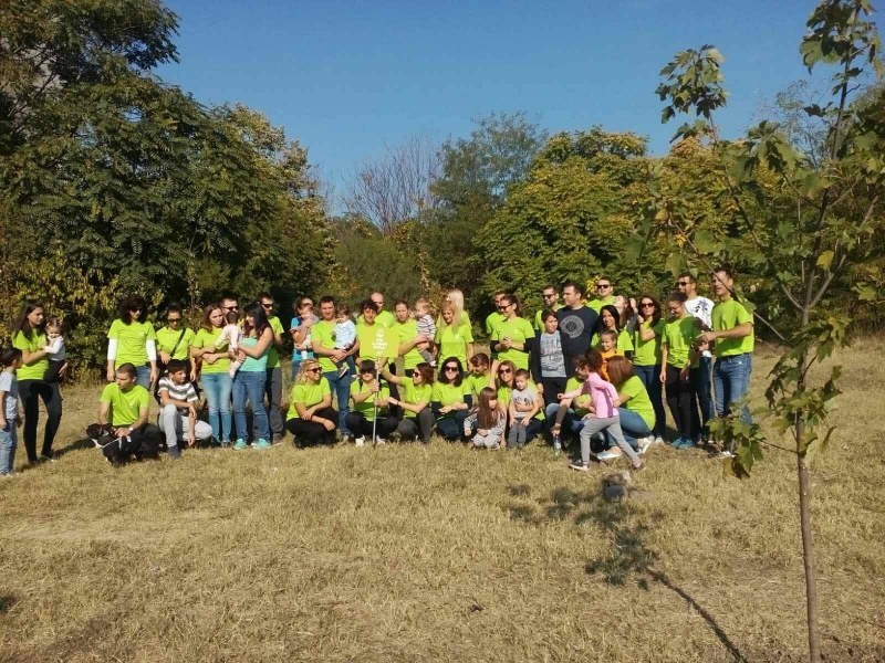 Доброволци засадиха 20 дръвчета около блок в Тракия