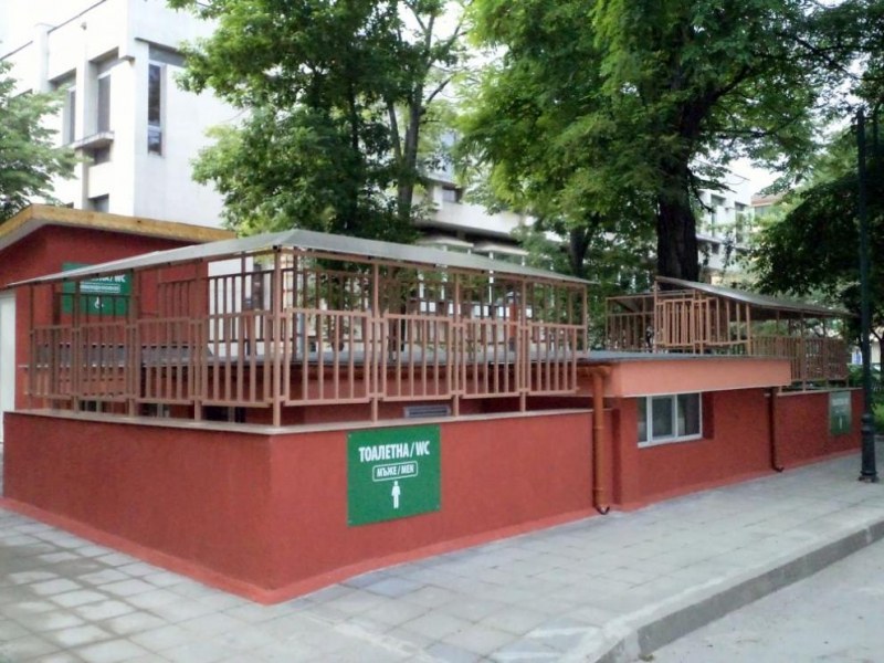 Обществените тоалетни в Пловдив не достигат, майки и деца се стискат по парковете