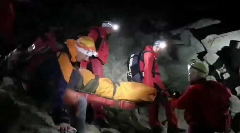 Планински спасители носиха часове наред хижар в Карловския балкан, за да стигне до болница