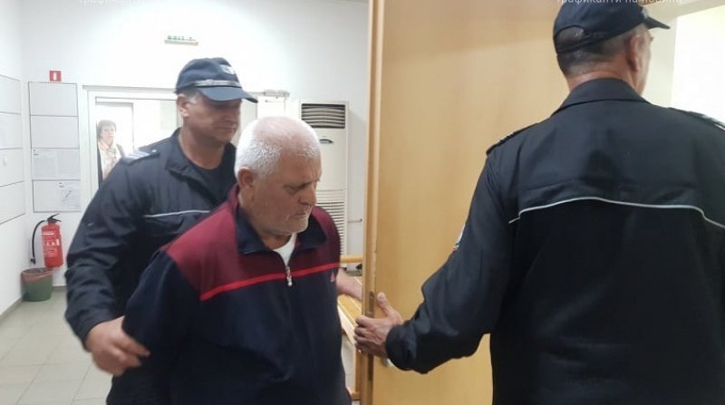 Съдът даде по-малко от година затвор на кондуктора, блудствал с тийнейджърка в Пловдив