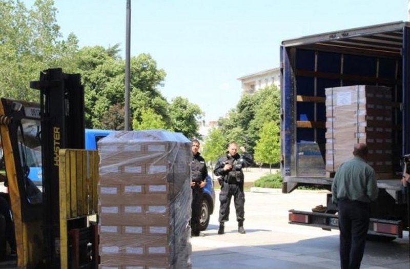 Бюлетините за изборите вече пътуват към областните градове, МВР ги пази