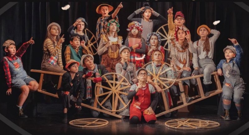 Деца на възраст между 11 и 13 години играят “Ние, врабчетата“ в чест на големия Радичков