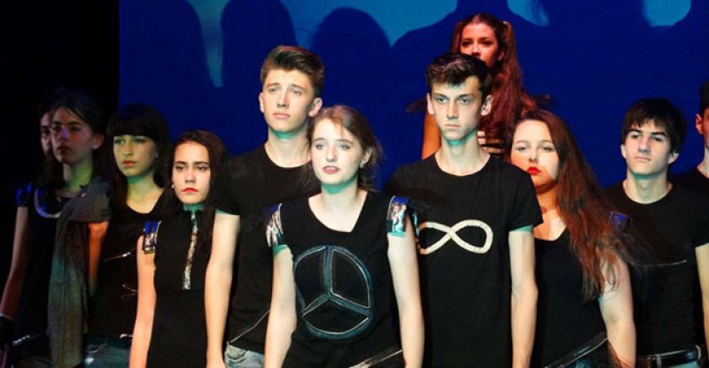 Най-якият тийн спектакъл „Inside Out Teen“ на възпитаниците на Мариан Бачев гостува днес на пловдивска сцена