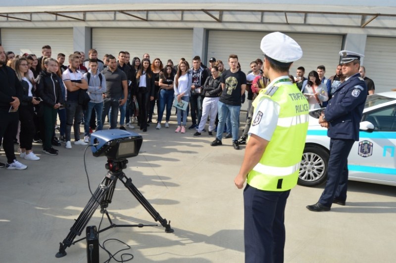 Служители на КАТ - Пловдив изнесоха публична лекция пред пловдивски студенти как безопасно да управляват МПС