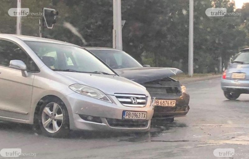 Два автомобила се сблъскаха на ЖП линиите на възлов булевард в Пловдив