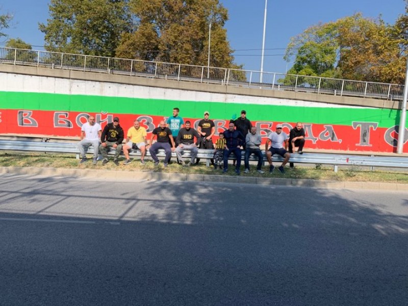 Феновете на Ботев Пловдив от „Лудата банда“ освежиха най-големия патриотичен графит под тепетата