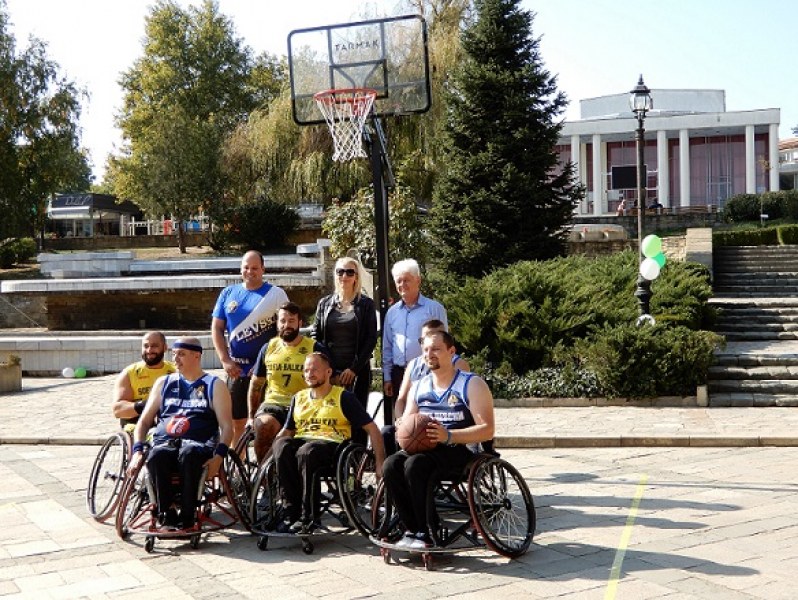 Центърът за деца с увреждания в Карлово отпразнува рожден ден със забавления и баскетбол на колички