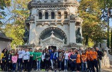 40-detsa-karlovo-vidiaha-grobnitsata-921.jpg