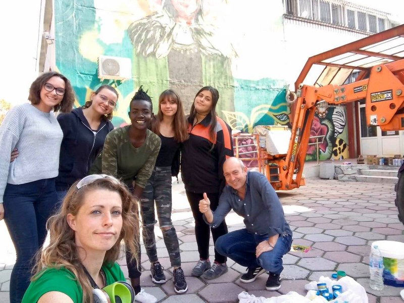 Таланти от Пловдив, Англия и Кения рисуват стенопис върху пловдивско училище СНИМКИ