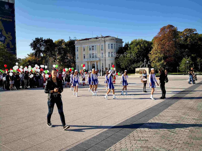 Пловдивска гимназия празнува 70 години, гайди и мажоретки минаха по Главната