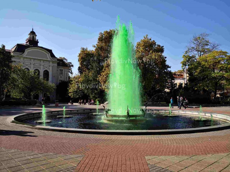 Зелена вода бликна от фонтана пред Общината