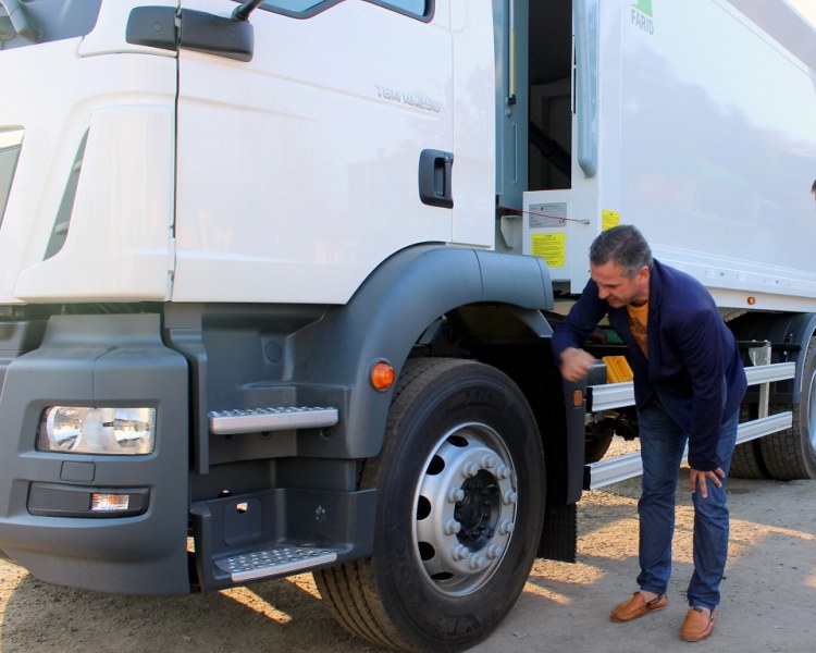 Пловдив се сдоби с най-модерния камион за смет