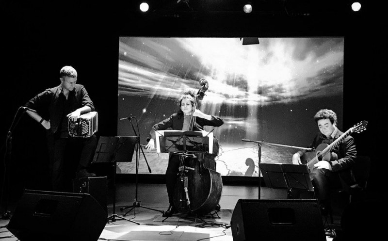 Световно известното танго трио „ACordBass“ с концерт тази вечер под тепетата