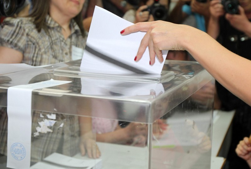 Кандидат за кмет в Пловдивско агитира хората пред секциите, проверяват сигнал за търговия с вот