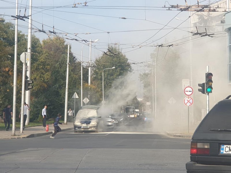 Кола пламна в движение на натоварен булевард в Кючука