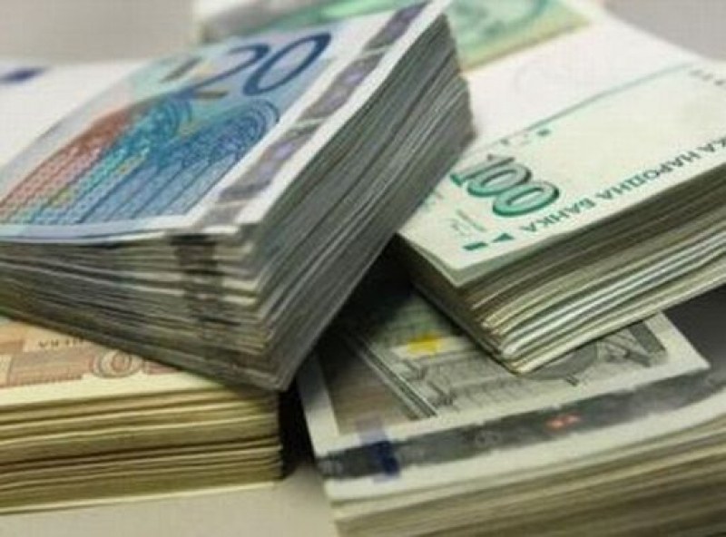 Защо българинът държи на банков влог планини от пари при нулеви лихви