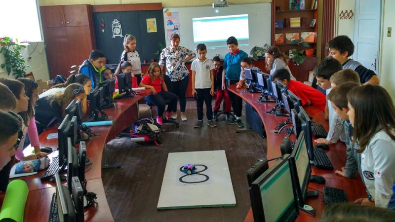 Деца програмираха светофари и роботи в Карлово