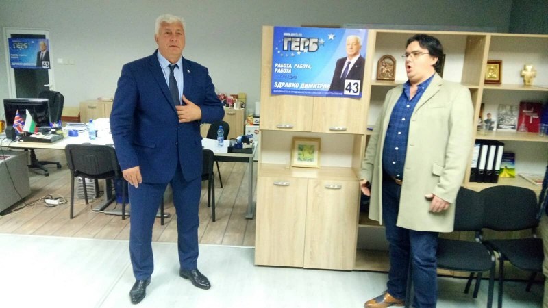 Оперен певец приветства Здравко Димитров с “O sole, mio“ в приемната на ГЕРБ