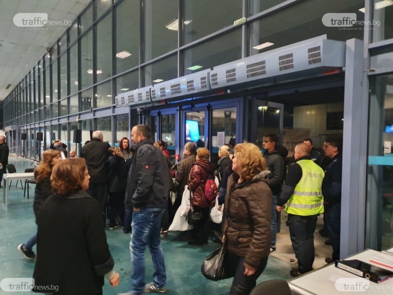 Стълпотворение от хора в Панаира – предават чувалите с бюлетини