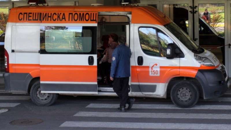 Възрастен мъж припадна пред изборна секция в Асеновград