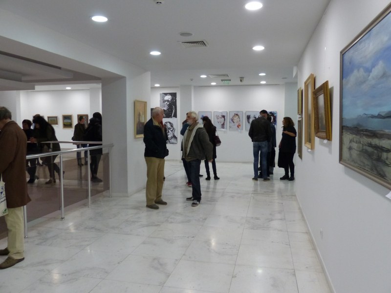 Домът на културата в Пловдив се превърна в Париж с изложбата “15х5“ СНИМКИ
