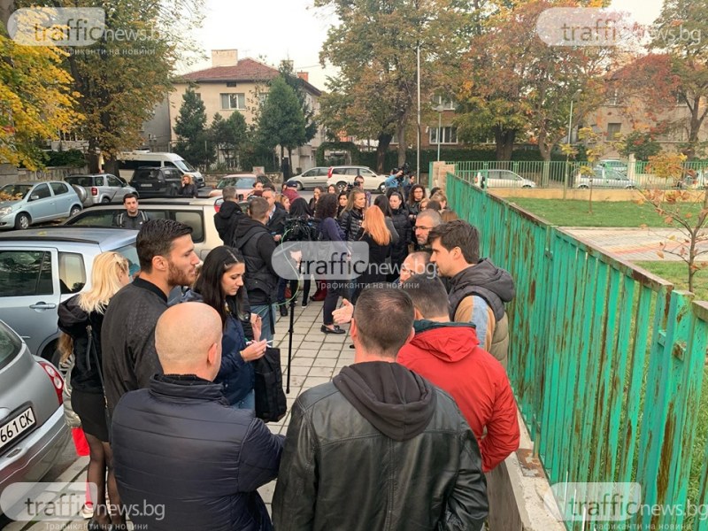 Десетки се събраха пред детска градина „Мир“ в Пловдив! Отричат да е имало тормозено дете