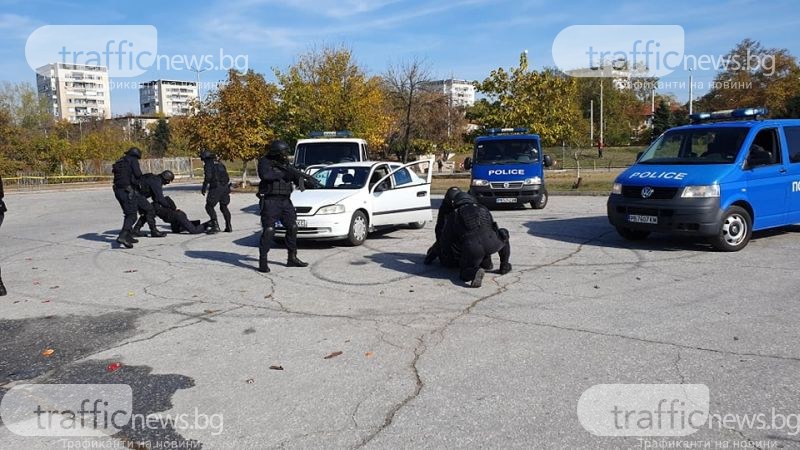 Спецчасти “неутрализираха“ престъпна група, занимаваща се с трафик на хора и наркотици и арестуваха ултраси