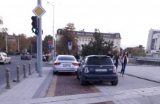 avtomobili-parkirat-spokoino-veloaleia-345.jpg