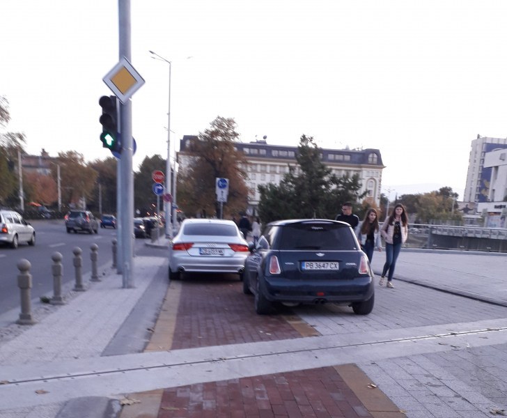 Автомобили паркират спокойно на велоалея в центъра на Пловдив, Общинска охрана с вързани ръце