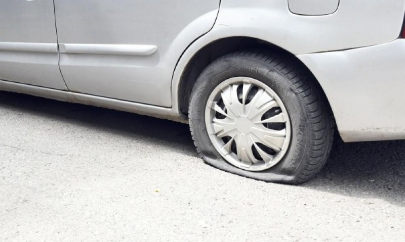 Вандали върлуват в Пловдив! Пет коли осъмнаха със спукани гуми
