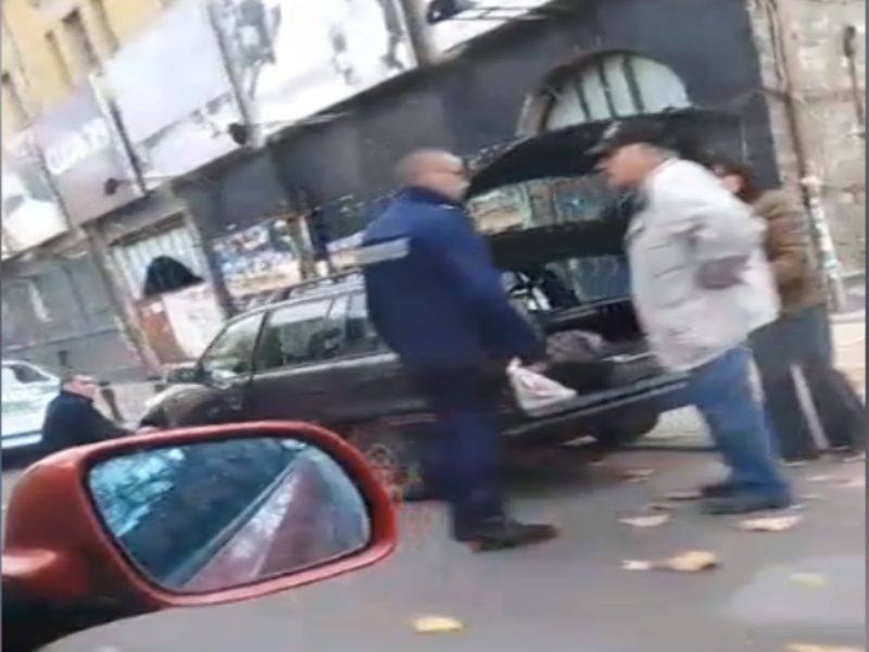 Гордост за професията! Млади полицаи смениха гумата на възрастен шофьор в Пловдив