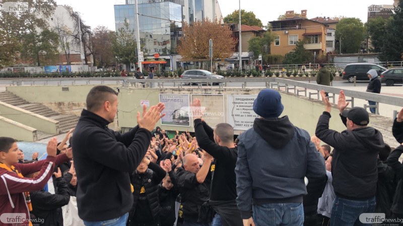 Феновете на Ботев настояват: Клубът да не се отделя от Колежа, протестите продължават