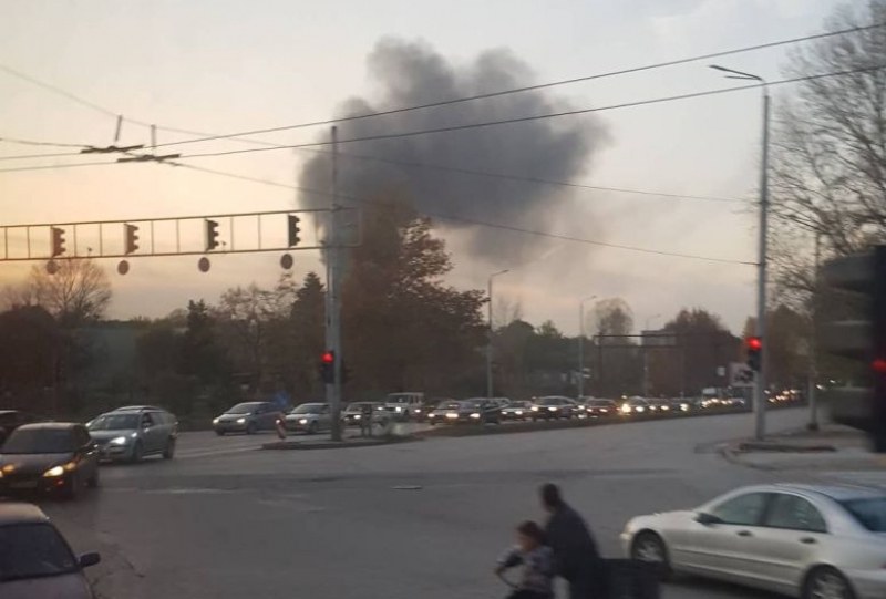 Черен дим се понесе над Пловдив, пак горят гуми в Шекера