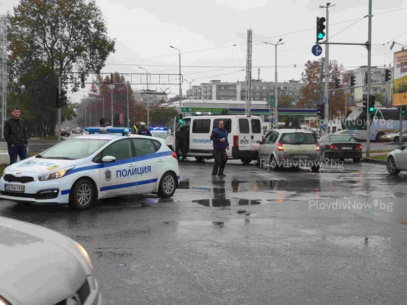 Полицейският бус, ударен на кръстовище в Пловдив, е преследвал престъпници в Столипиново