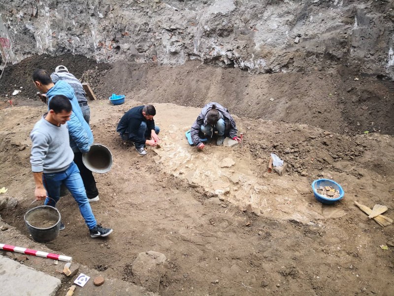 Съкровище от монети и тяло на мъж, убит през 3-ти век, откриха археолози в частен имот в Пловдив