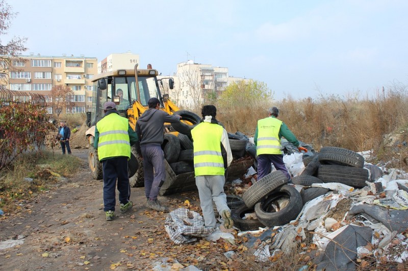 Само за два дни! Извадиха хиляди стари гуми от коритото на Марица в Пловдив