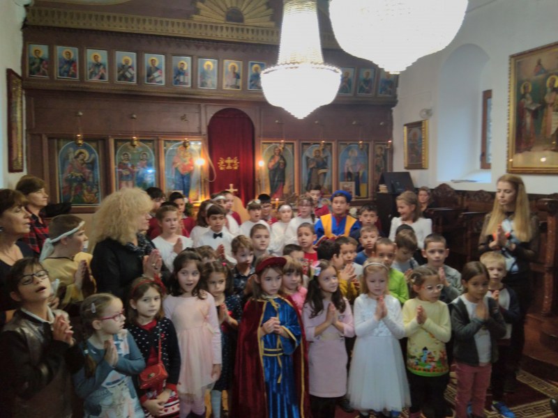 Деца от Белащица възродиха ритуала, с който малката Мария е била посветена на Бог
