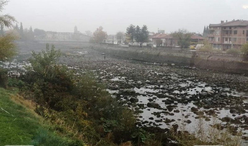 Институции се събират на спешно заседание заради проблема с река Въча край Кричим