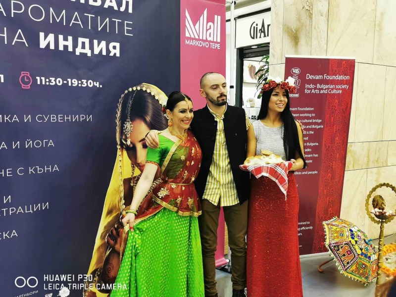 „Ароматите на Индия”: Вкусни ястия, сувенири, йога, музика и танци забавляват посетителите в пловдивски МОЛ