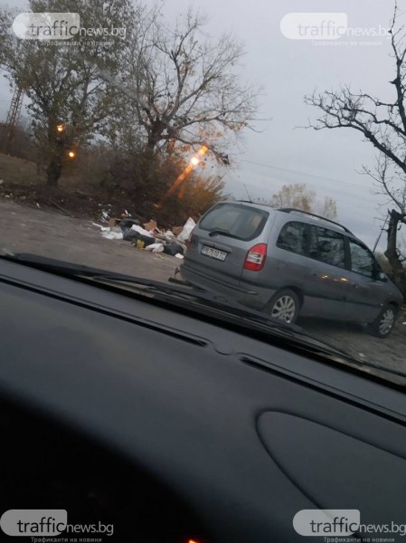 Мъже разтовариха необезпокоявани три автомобила със строителни отпадъци до ЖП гара в Пловдив